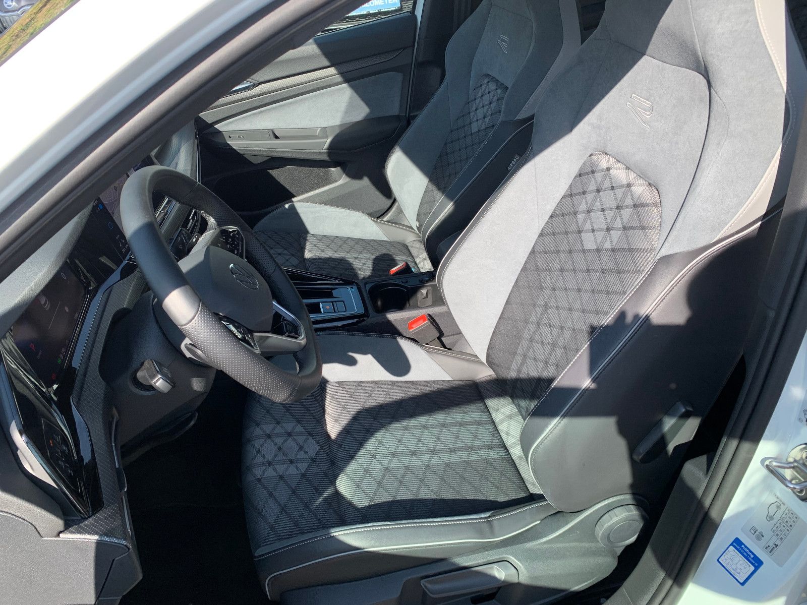 Volkswagen Golf VIII Lim. R-Line eTSI Pano./ACC/LED/Kamera