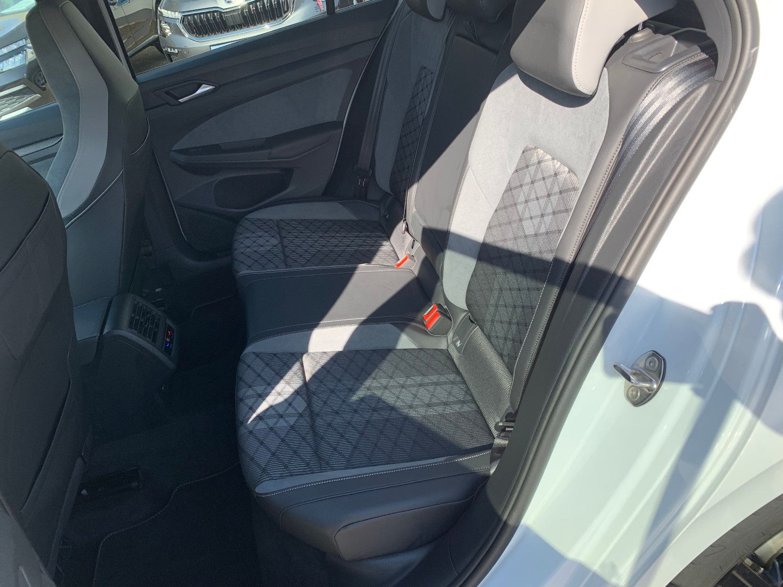 Volkswagen Golf VIII Lim. R-Line eTSI Pano./ACC/LED/Kamera